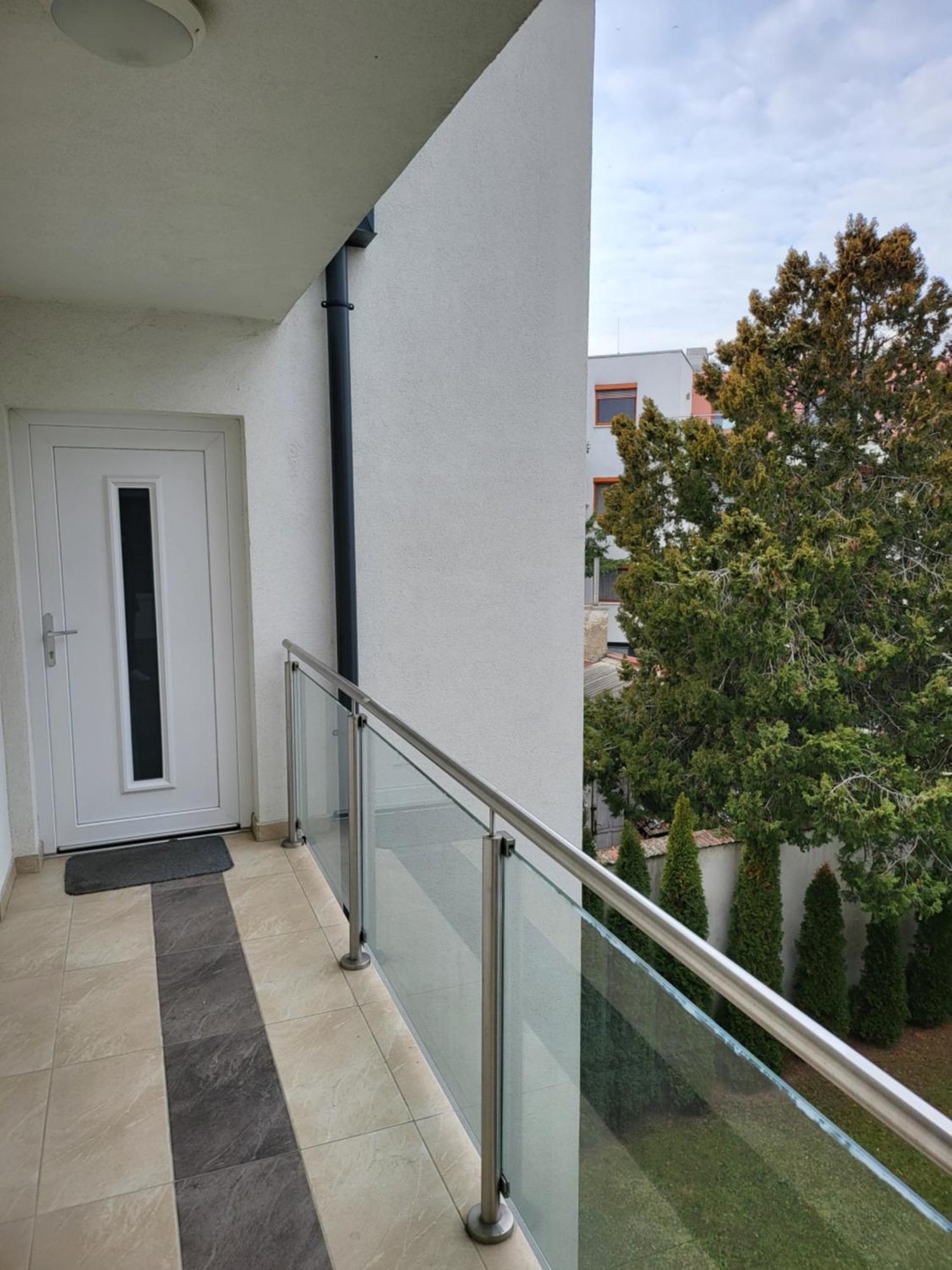 Triangol Apartman: Fuerdo, Belvaros, Egyetem Győr Buitenkant foto