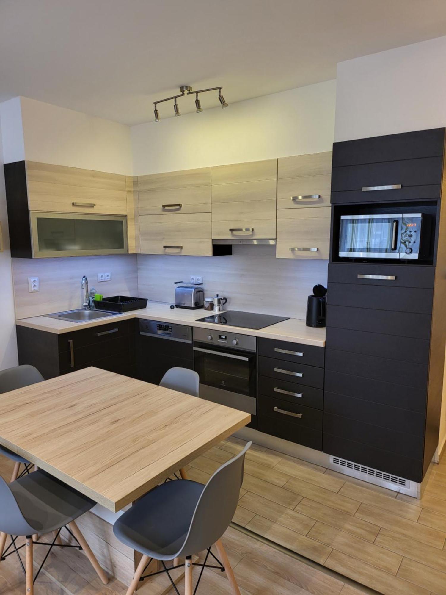 Triangol Apartman: Fuerdo, Belvaros, Egyetem Győr Buitenkant foto