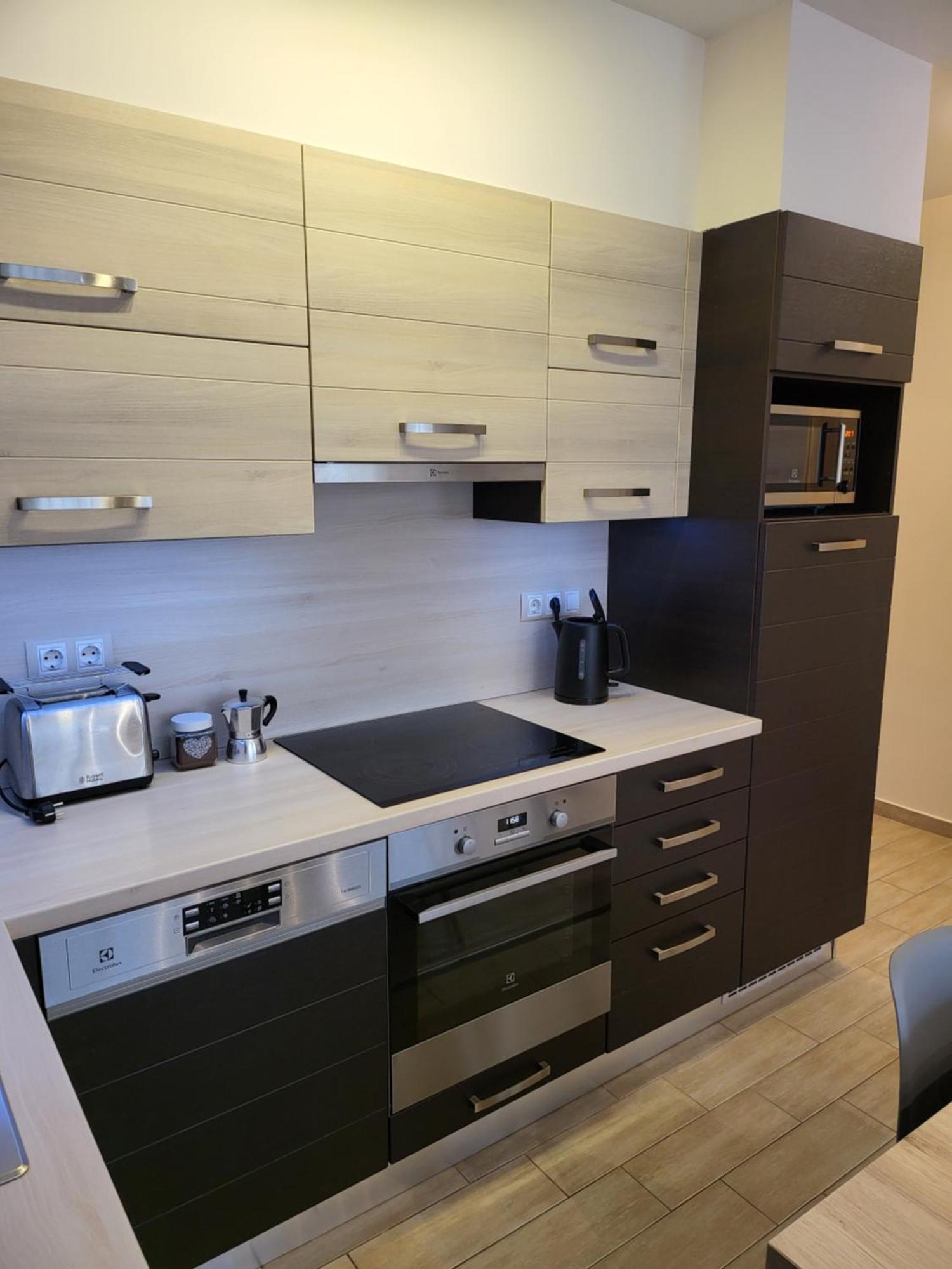 Triangol Apartman: Fuerdo, Belvaros, Egyetem Győr Buitenkant foto
