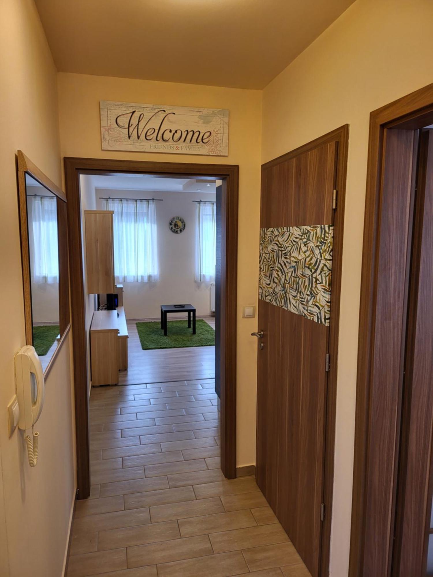 Triangol Apartman: Fuerdo, Belvaros, Egyetem Győr Buitenkant foto